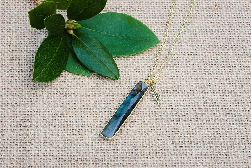 Crystal Pendant Necklace for Special Occasions-Labradorite Necklace