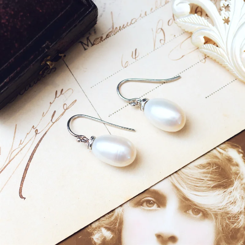 Artistic Pearl Earrings-Classic Vintage 1980's Pear Drop Pearl Earrings