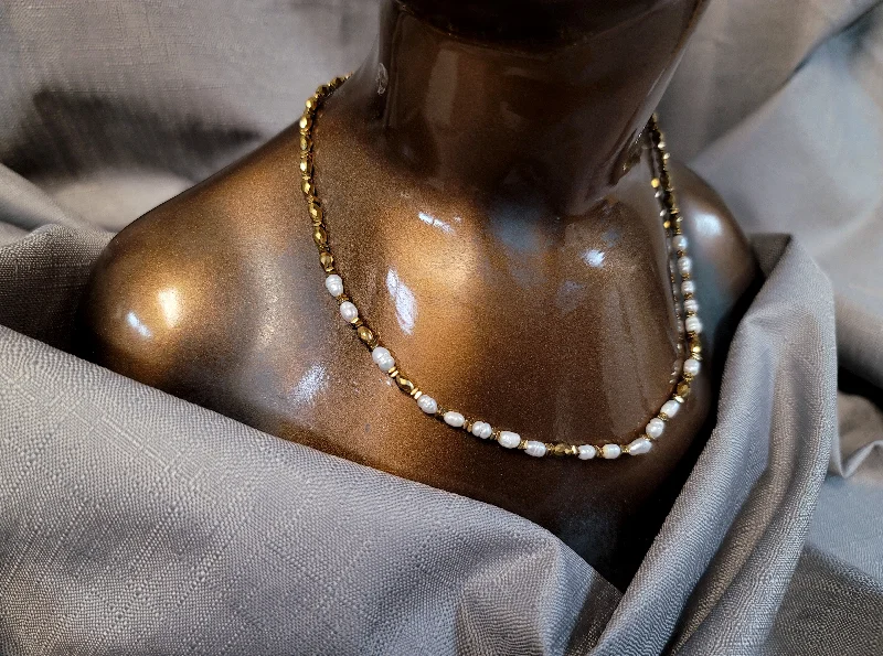 Beautiful Gold Necklace for Gifts-Dazzling Pearl Necklace